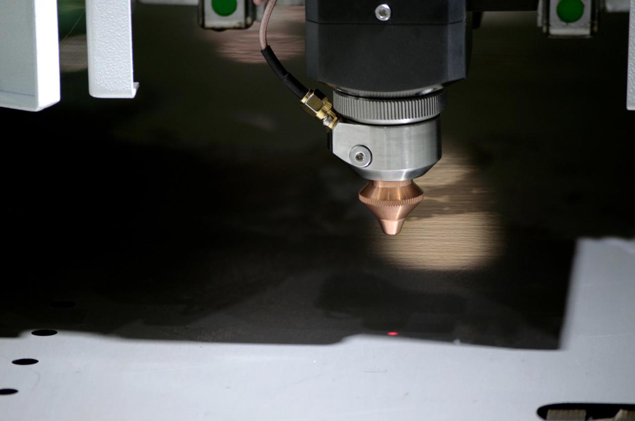 1500*3000mm 500w Racuys Or Ipg Fiber Laser Cutting Machine 1500*3000mm 500w Racuys sau mașină de tăiat cu laser cu fibră Ipg