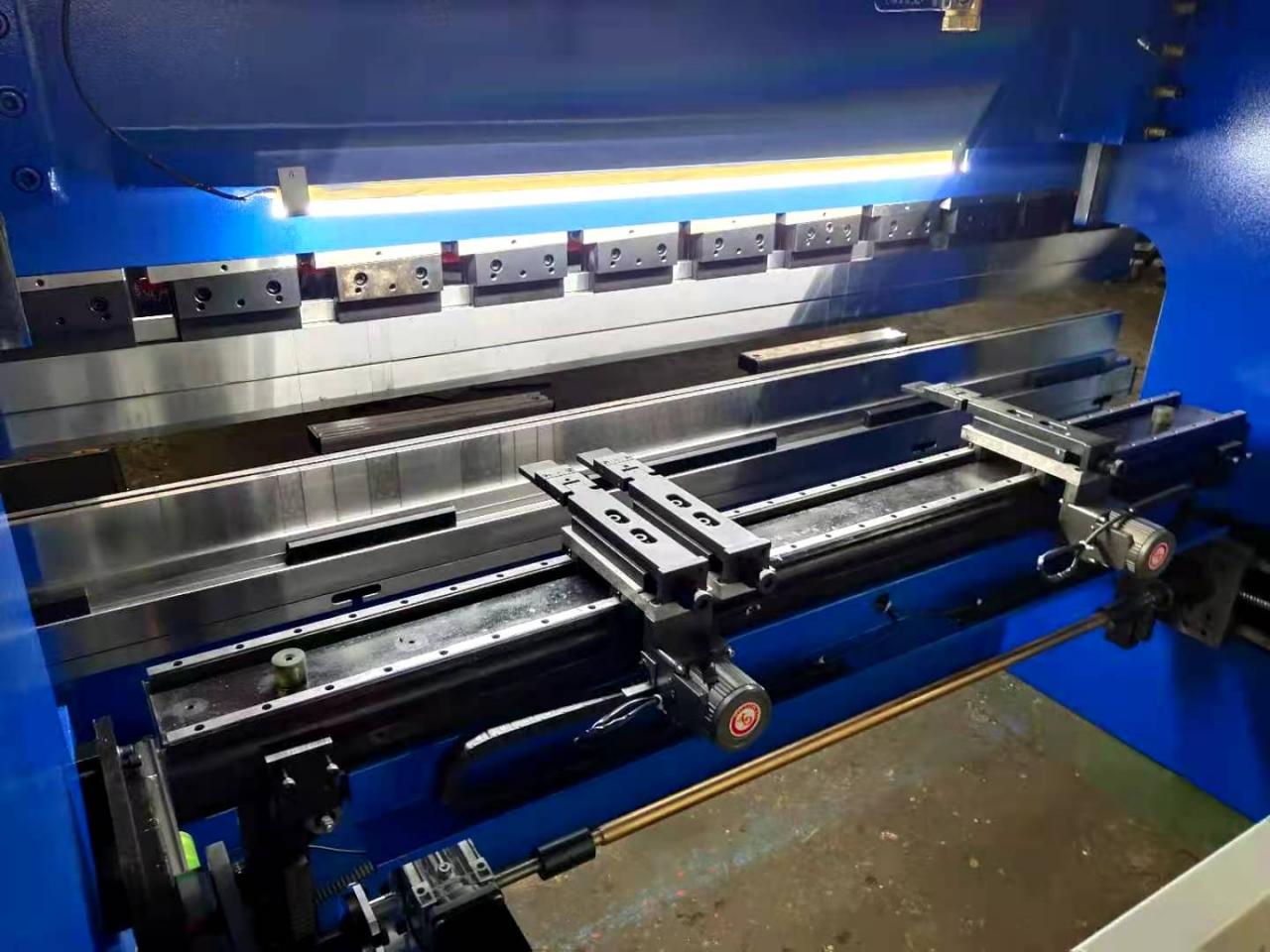 Wc67k-400T Cnc Plc Manual Sheet Bending Machine Hydraulic Nc Press Brake Machine Wc67k-400T Cnc Plc Mașină manuală de îndoit foi Mașină hidraulică Nc de frână